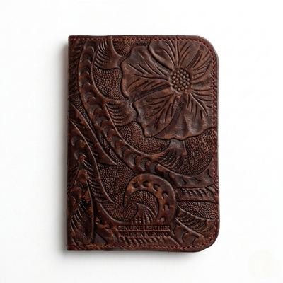 Portapasaporte de piel con grabado floral