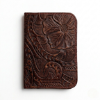 Portapasaporte de piel con grabado floral
