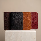 Portapasaportes de piel con grabado floral exhibidos — INALIA Leather