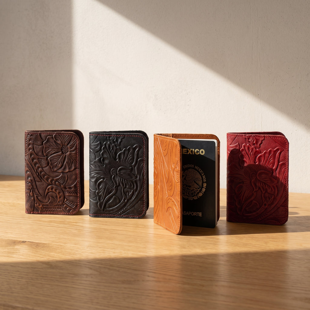 Portapasaportes de piel sobre superficie de madera — INALIA Leather