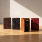 Portapasaportes de piel sobre superficie de madera — INALIA Leather