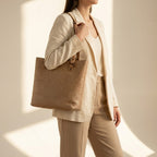 Mujer cargando Bolsa Tote de Piel PullUp — INALIA Leather
