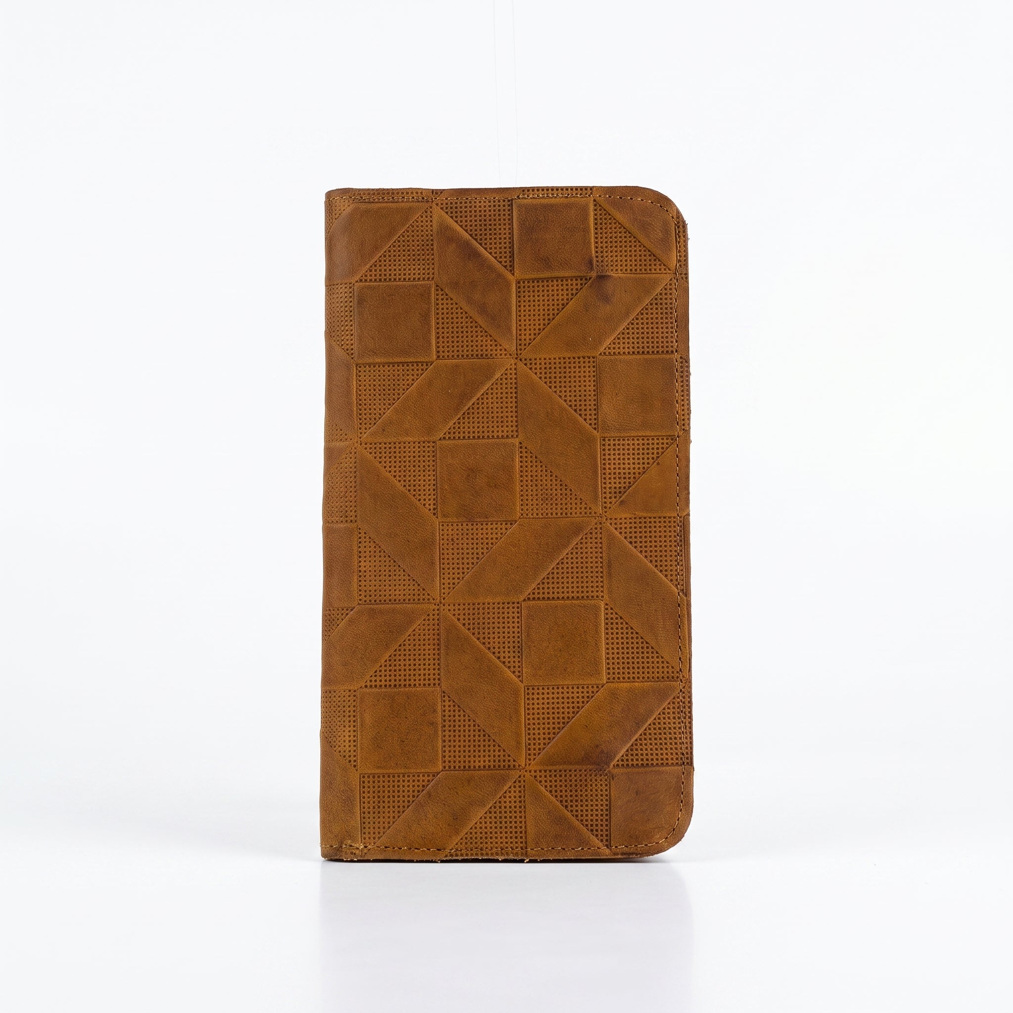Cartera de Piel Crazy con Grabado Geométrico – Hecha a Mano