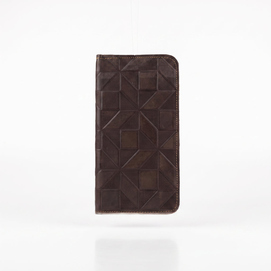 Cartera de Piel Crazy con Grabado Geométrico – Hecha a Mano