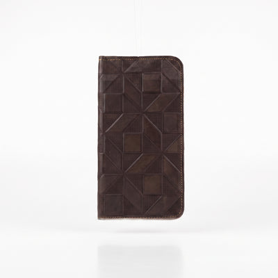 Cartera de piel crazy con grabado geométrico