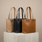 Bolsas Tote de Piel PullUp exhibidas sobre fondo hueso — INALIA Leather