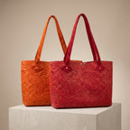 Bolsa Tote de Piel Gamuza — Grabado Floral – Tonos Vibrantes