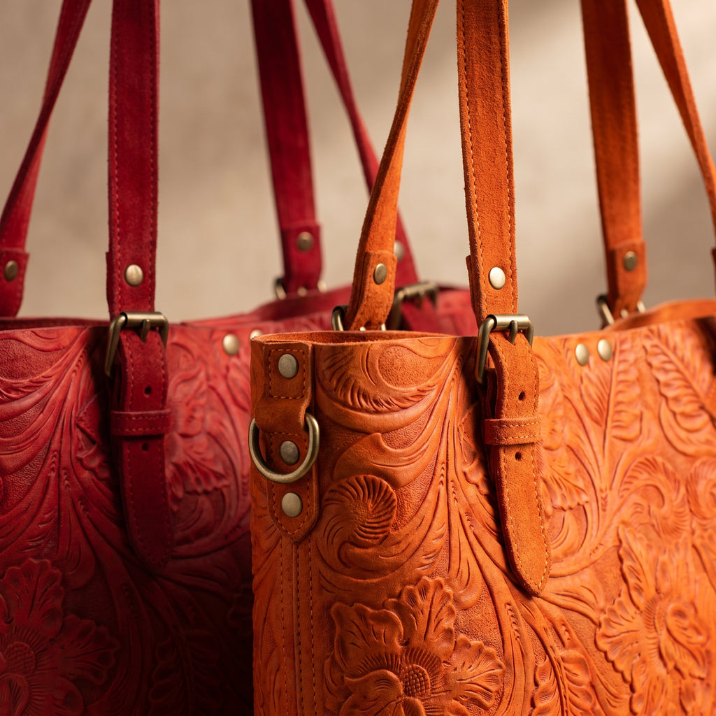 Bolsa Tote de Piel Gamuza — Grabado Floral – Tonos Vibrantes